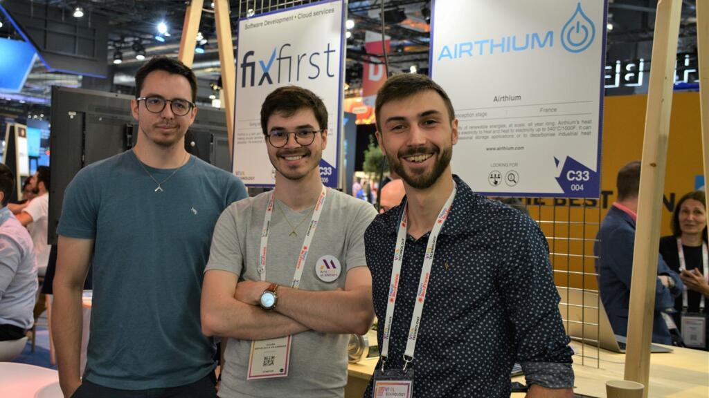 Les trois ingénieurs d'Airthium présents à l'édition 2022 de VivaTech, le 15 juin 2022. Guillaume Maurin est à droite.