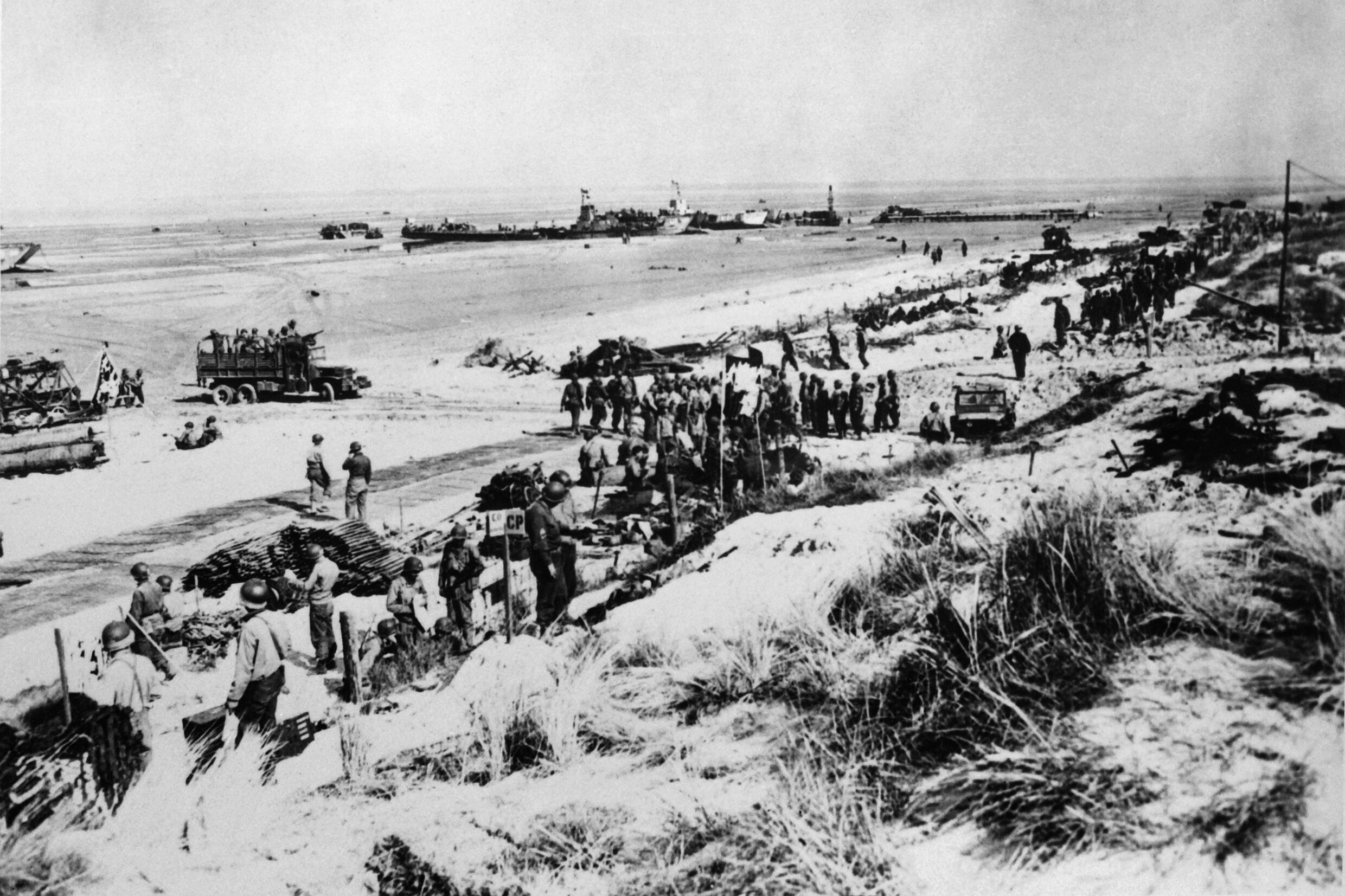 Los soldados de las fuerzas aliadas de la Segunda Guerra Mundial desembarcan en Normandía, Francia, el 6 de junio de 1944