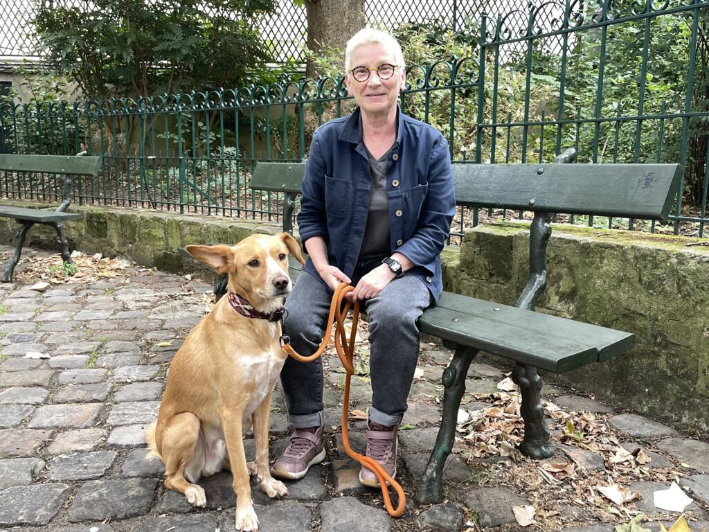 Caroline Lamour, fotógrafa e moradora de Montmartre, acompanha as transformações do bairro. Paris, em 24 de julho de 2025.