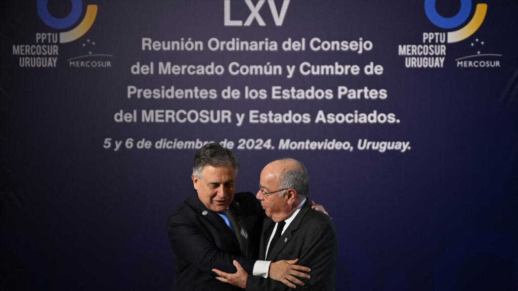 O ministro das Relações Exteriores do Uruguai, Omar Paganini recebe o chanceler brasileiro, Mauro Vieira, para a sessão de abertura da LXV Cúpula do Mercosul em Montevidéu, em 5 de dezembro de 2024.