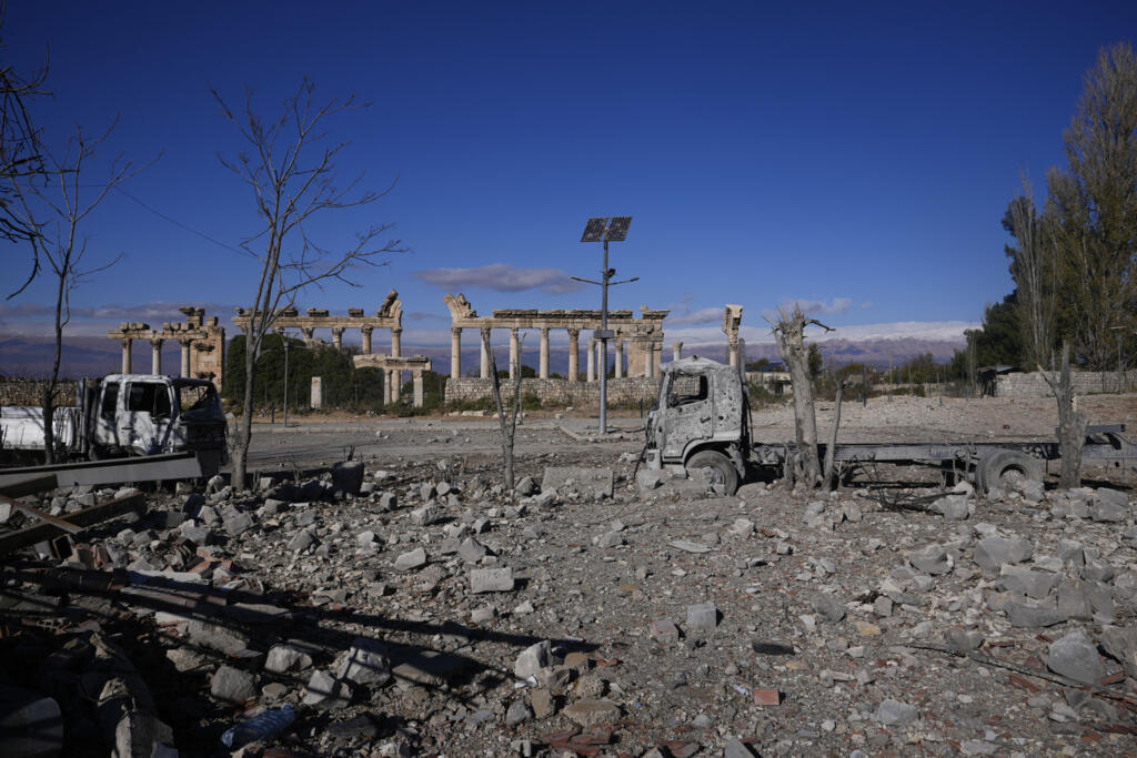 Des véhicules détruits devant les temples romains de Baalbek, dans l'Est du Liban, le jeudi 28 novembre 2024.