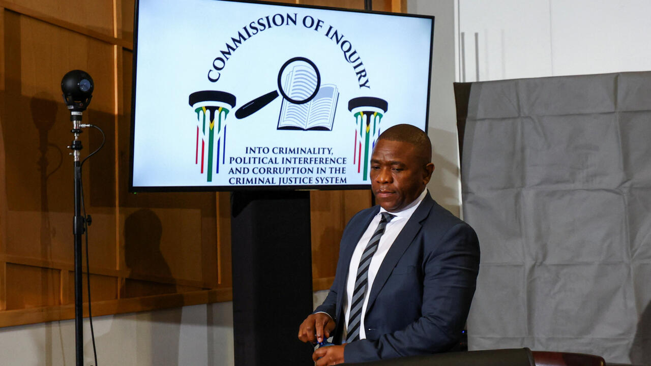 Afrique du Sud: un policier réaccuse en commission son ministre de tutelle de liens avec le crime organisé