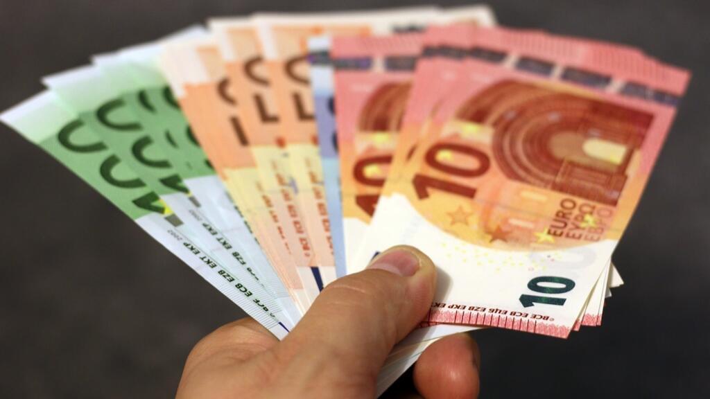 Remessas enviadas ao Brasil por imigrantes em Portugal batem recorde em 2024, de acordo com o Banco de Portugal.
