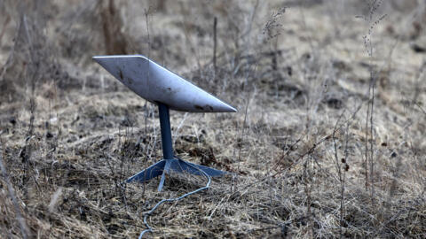 سیستم اینترنت ماهواره‌ای استارلینک در نزدیکی باخموت، ۸ مارس ۲۰۲۳.