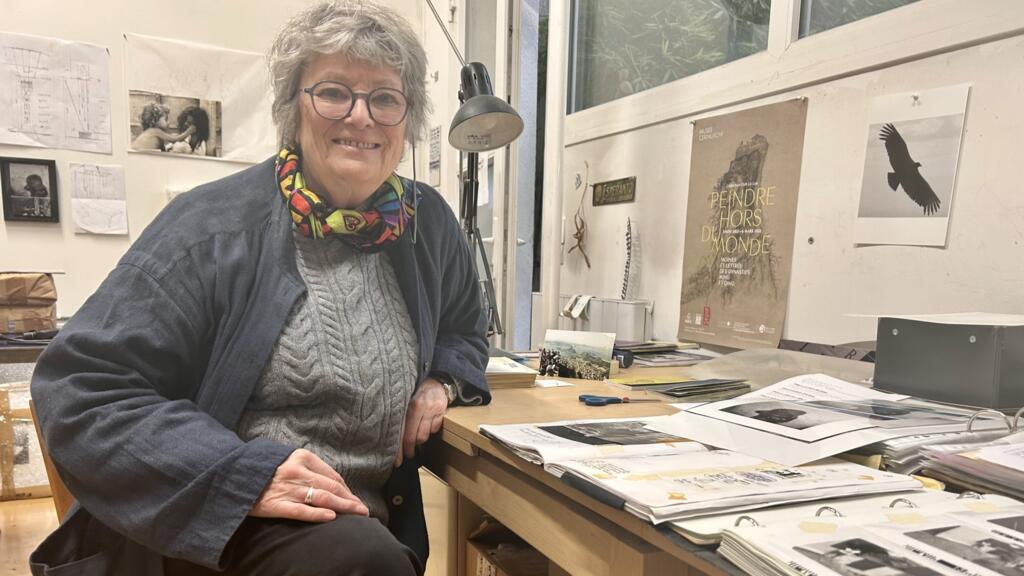 A trajetória de Françoise Schein é marcada por uma obsessão: inscrever os direitos humanos no cotidiano urbano. Na imagem, a artista franco-belga em seu ateliê, em Paris, em 6 de novembro de 2025.