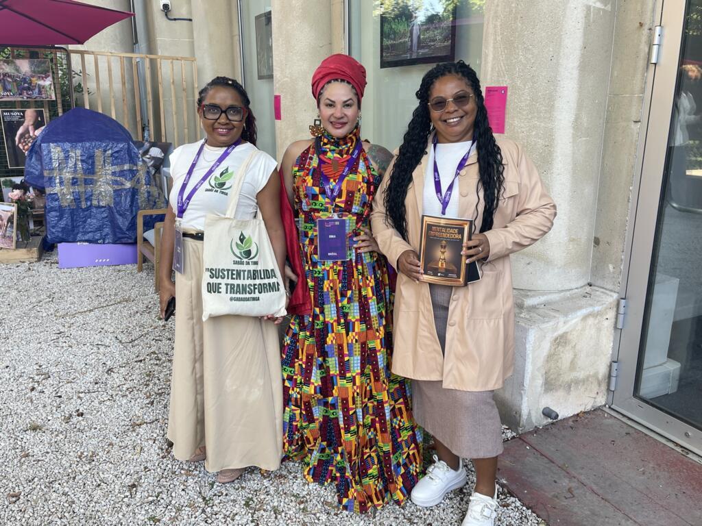 Tatiane Moraes (e), Erika Santos (centro) e Maria das Neves (d), empreendedoras da Expo Favela 2025. Em Paris, em 4 de julho de 2025.