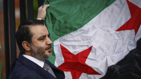 پرچم جدید سوریه توسط اسعد حسن شیبانی، وزیر خارجۀ این کشور رسماً در برابر سازمان ملل افراشته شد