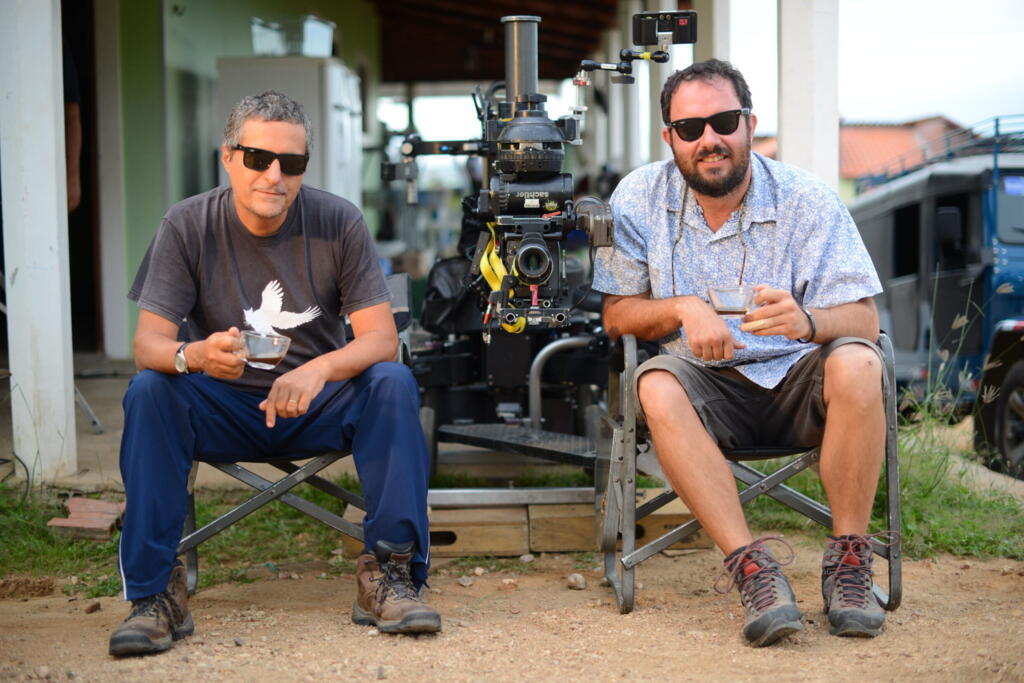 O cineasta Kleber Mendonça Filho (e) durante filmagem.