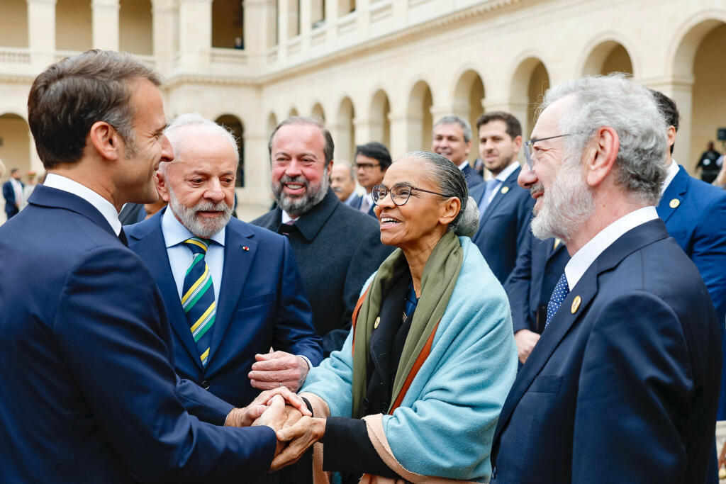Marina Silva cumprimenta presidente francês, Emmanuel Macron, durante recepção oficial da comitiva brasileira no palácio dos Inválidos, em Paris, na quinta-feira (6).