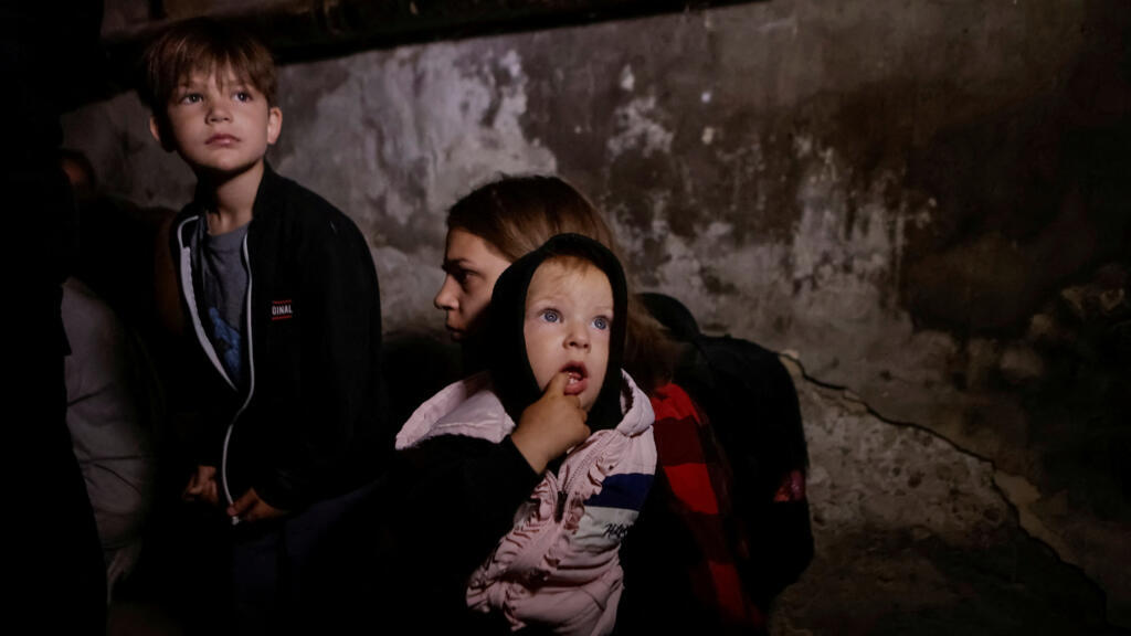 Người dân trú ẩn trong hầm phía dưới tòa nhà chung cư khi drone Nga tấn công tại Kharkiv, Ukraina, ngày 07/07/2025.