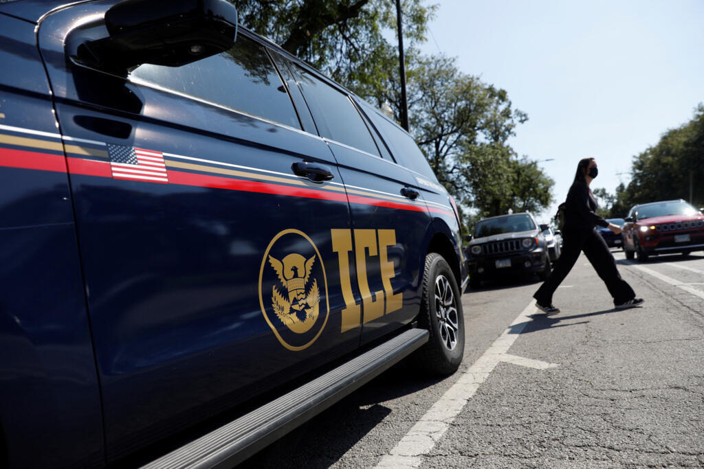 Viatura da ICE estacionada em frente ao tribunal do condado de Cook, em Chicago, nos Estados Unidos, em 8 de setembro de 2025.