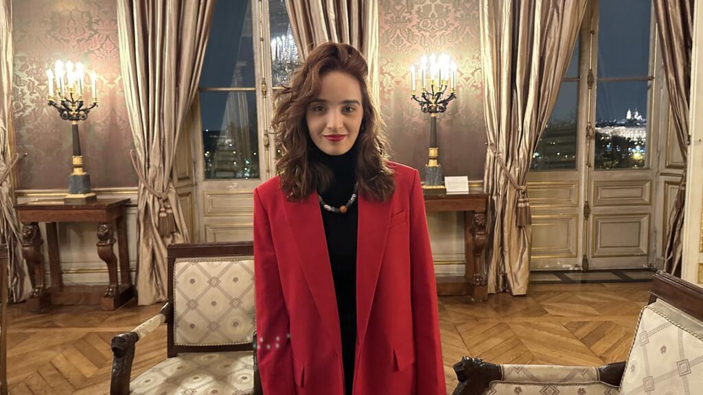 A ativista brasileira Marina Paula Oliveira foi premiada no Quai d'Orsay, em Paris, em 7 de dezembro de 2023.