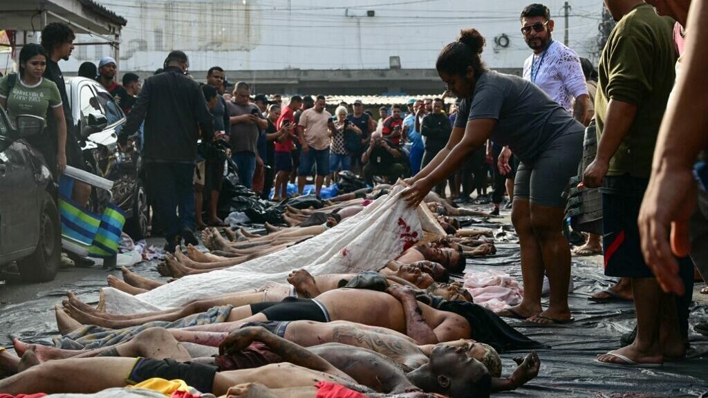 Pessoas alinham corpos na Praça São Lucas da favela Vila Cruzeiro, no Complexo da Penha, no Rio de Janeiro, Brasil, em 29 de outubro de 2025, após a Operação "Contenção".