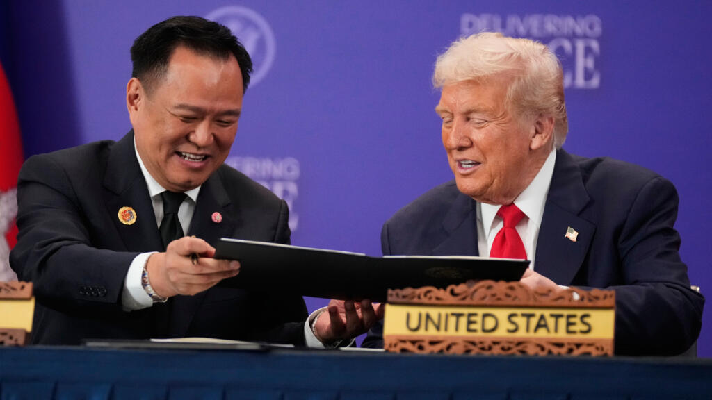 (Ảnh minh họa) - Tổng thống Mỹ Donald Trump (P) và thủ tướng Thái Lan Anutin Charnvirakul trao đổi văn kiện trong buổi lễ ký kết bên lề thượng đỉnh ASEAN tại Kuala Lumpur, Malaysia, ngày 26/10/2025.