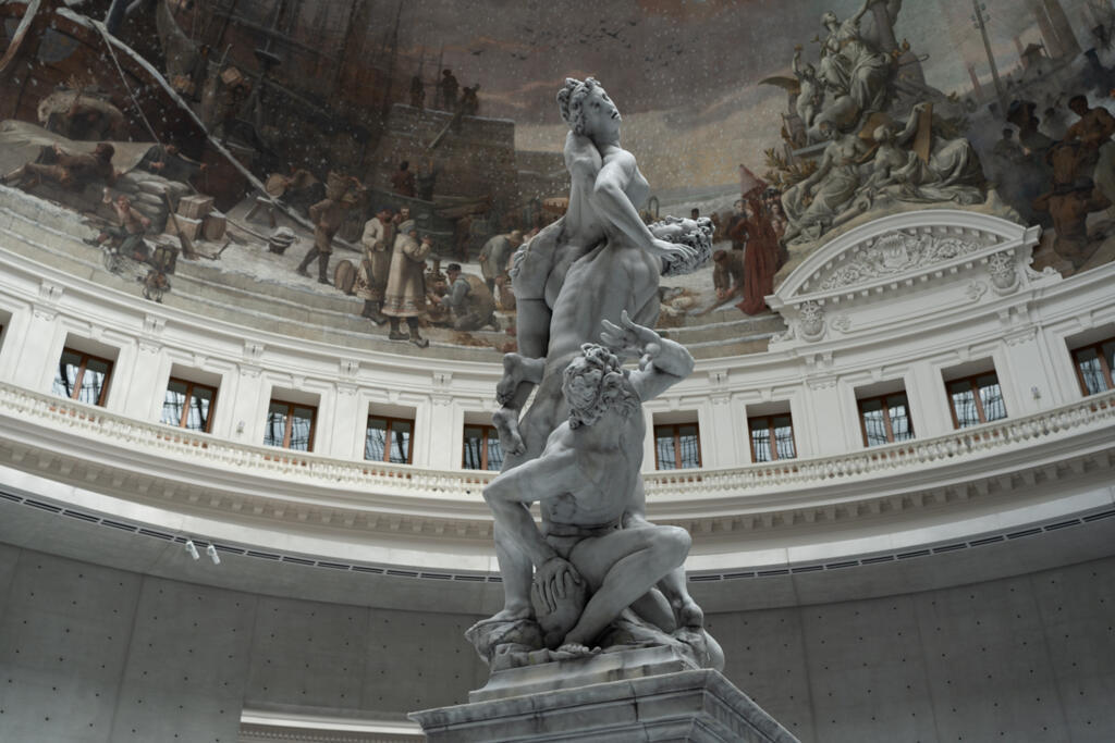 Escultura em cera de Urs Fischer reproduz em cera obra do século 16. O pavio foi aceso no dia da abertura do espaço Bourse de Commerce, com acervo de François Pinault.