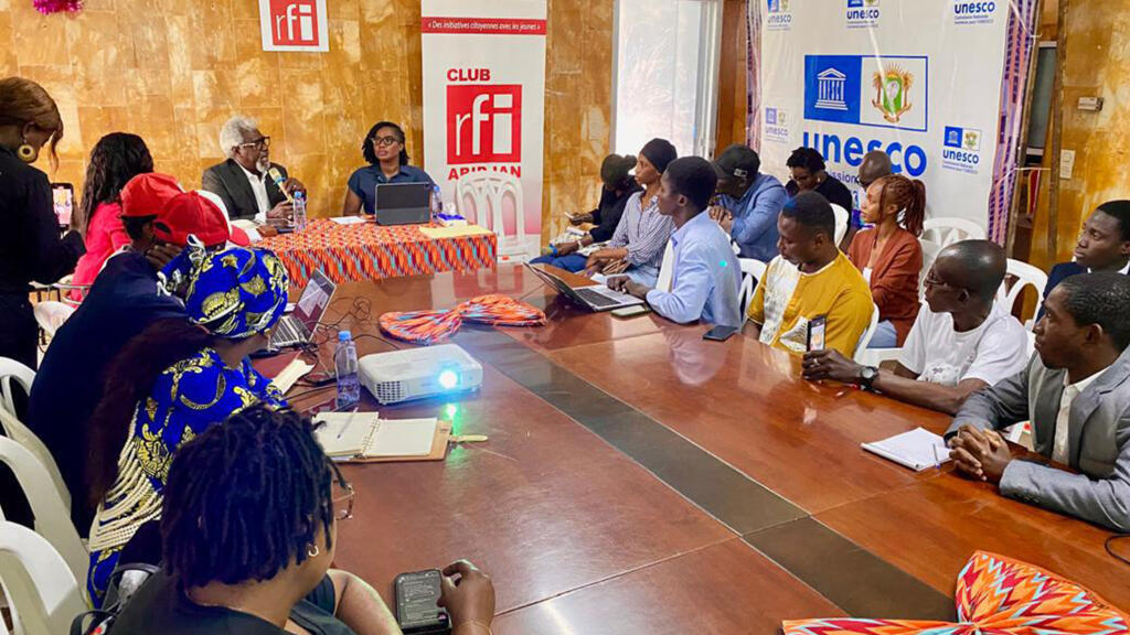 阿比让法广俱乐部 ：与青年人一起开座谈会。
CLUB RFI Abidjan / Rencontre avec les intervenants Meet-up Citoyen 2.0.