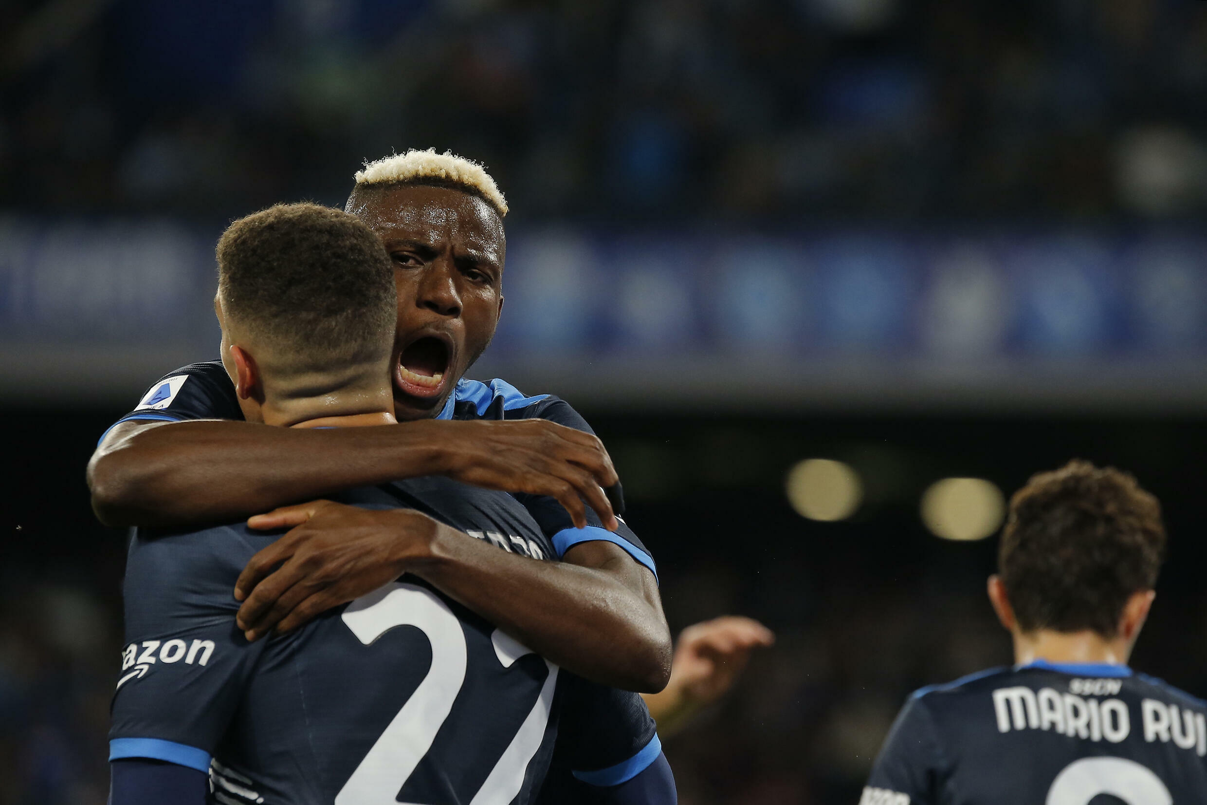 L'attaccante nigeriano dell'Inter Victor Osimhen batte Giovanni de Lorenzo contro l'Hellas Verona nella 12° giornata di Serie A il 7 novembre 2021 allo Stadio Diego-Maradona.