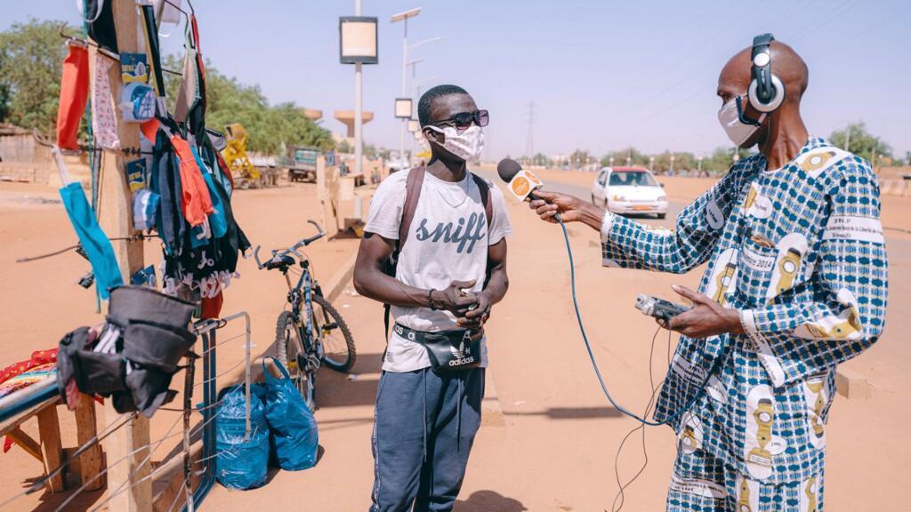 Un journaliste de Studio Kalangou en plein interview.
