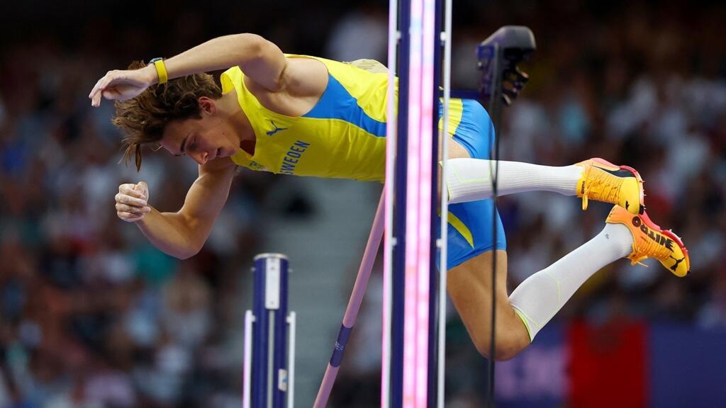 Le Suédois Armand Duplantis, spécialiste du saut à la perche, en action le 5 août 2024 au Stade de France.