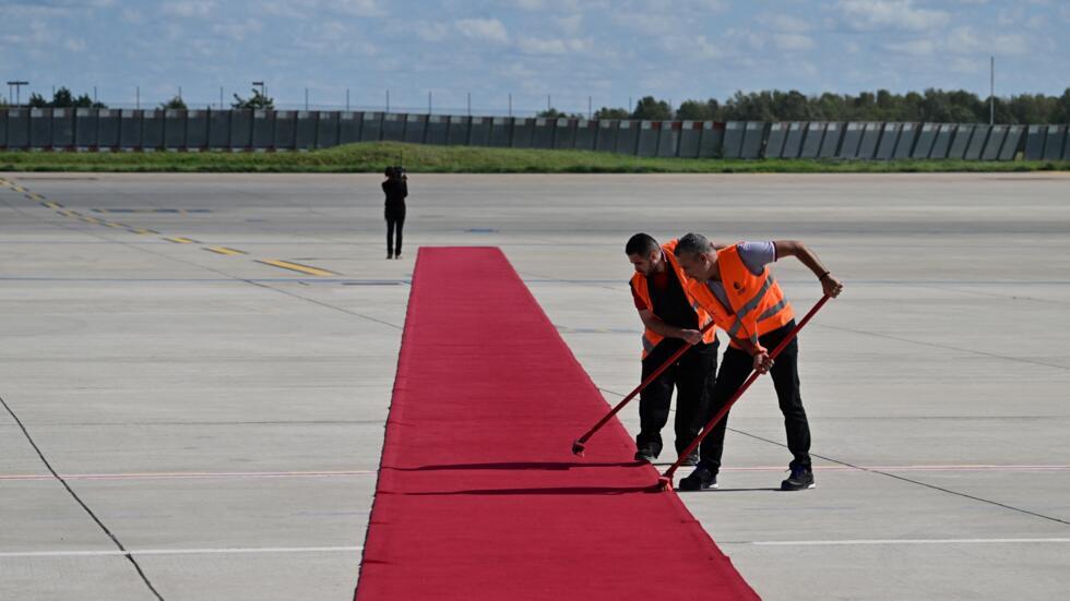 France: le tapis rouge est déroulé à l'aéroport d'Orly pour l'arrivée du couple royal britannique ce mercredi 20 septembre 2023.