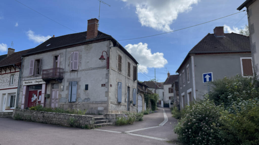 Le village d'Echassières, 390 habitants, dans le département français de l'Allier, en septembre 2023.