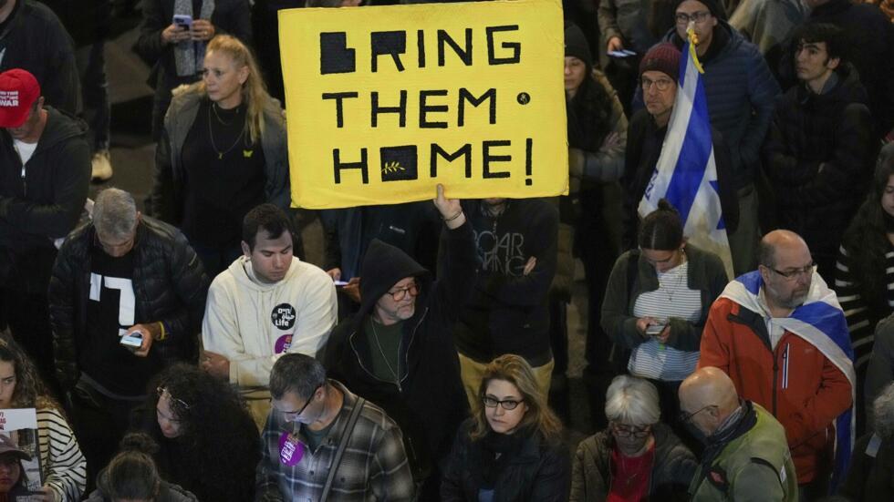 Israel, Tel Aviv, Desemba 28, 2024: familia za mateka zinaandamana kwa ajili ya kuachiliwa kwa wapendwa wao. Wengi wanamtaka Rais Mteule Donald Trump kuishinikiza serikali ya Israel kudai mazungumzo na Hamas kuhusu Gaza.