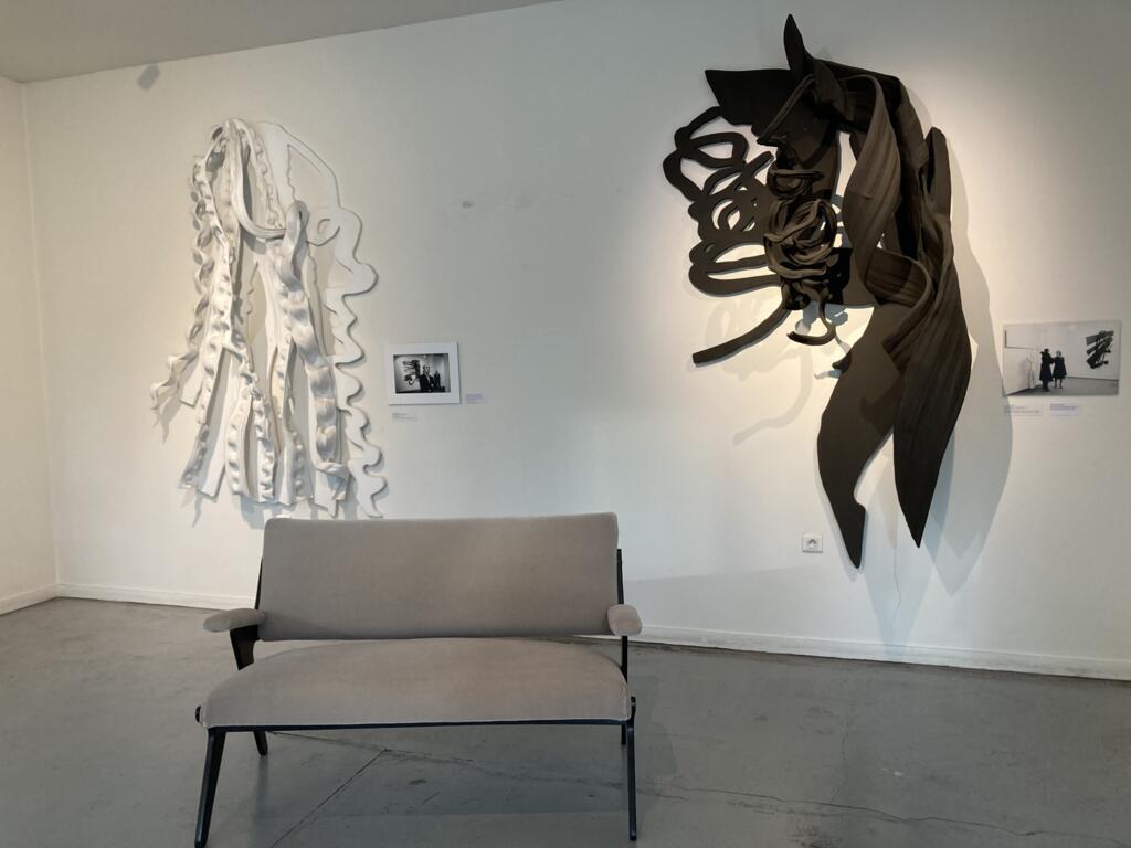 Sofá de José Zanine Caldas na exposição "The Collector's House", no Espaço Frans Krajcberg de Paris.