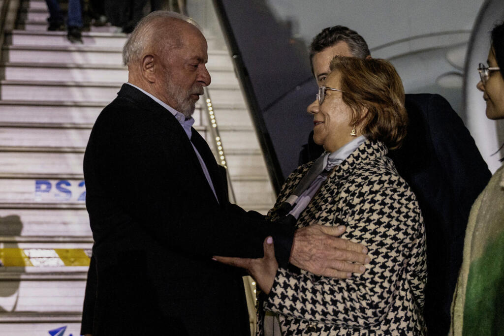 Nesta imagem divulgada pelo Ministério das Relações Exteriores da Colômbia, o presidente Lula é recebido pela chanceler colombiana, Rosa Yolanda Villavicencio, na base do Comando Aéreo de Transporte Militar, localizada numa ala do Aeroporto Internacional El Dorado, em Bogotá, em 21 de agosto de 2025.