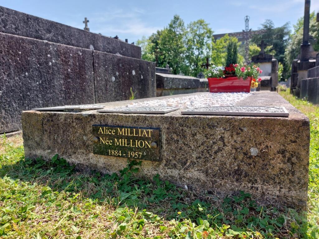 Le nom et prénom d’Alice Milliat figurent sur sa sépulture au cimetière Saint-Jacques de Nantes seulement depuis 2020. En 1957, malgré des années de lutte, elle décède dans l’indifférence générale.