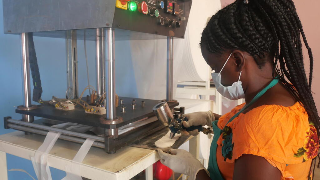 Au total, 40 000 serviettes hygiéniques sont produites tous les mois dans le village de Bukiliba.