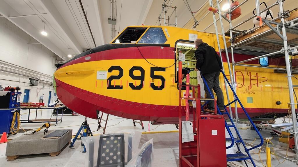 Un canadair en réparation, le 24 août 2023 à Calgary.