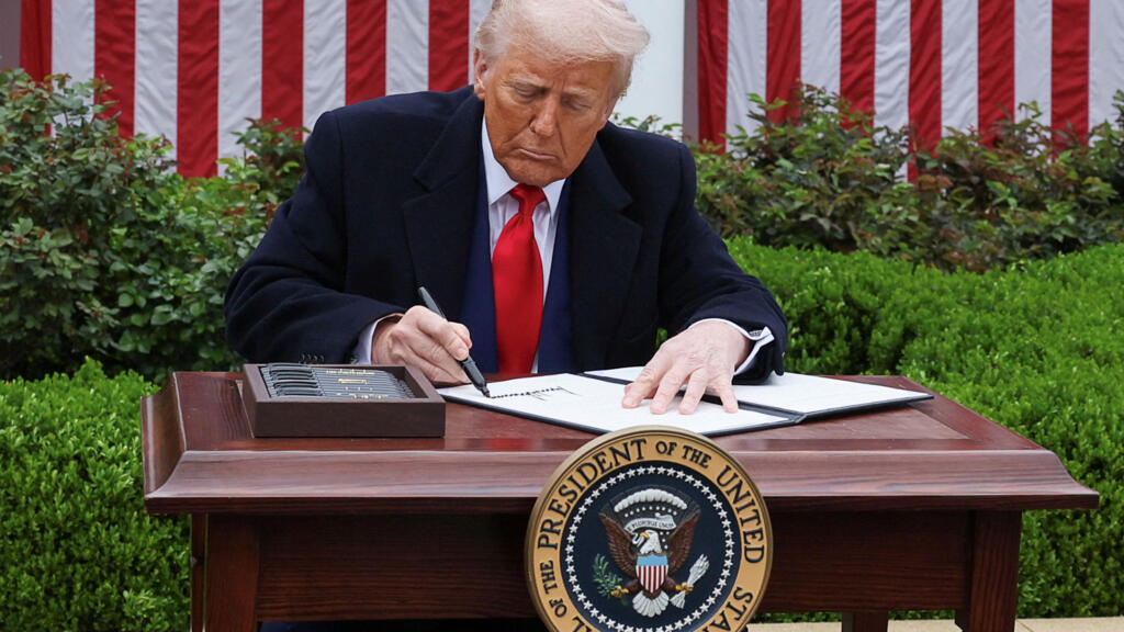 Le président américain Donald Trump signant un décret sur les droits de douane dans la roseraie de la Maison Blanche à Washington DC, le 2 avril 2025.