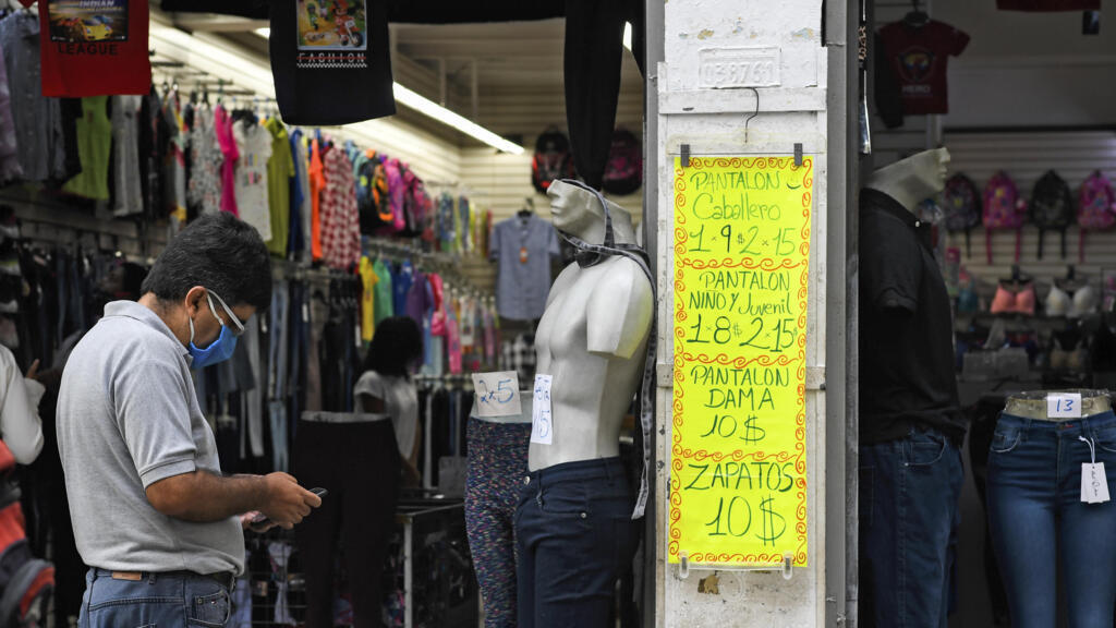 Loja em Caracas mostra preços em dólares, um reflexo da grave crise ecônomica que enfrenta a Venezuela (dezembro, 2020).