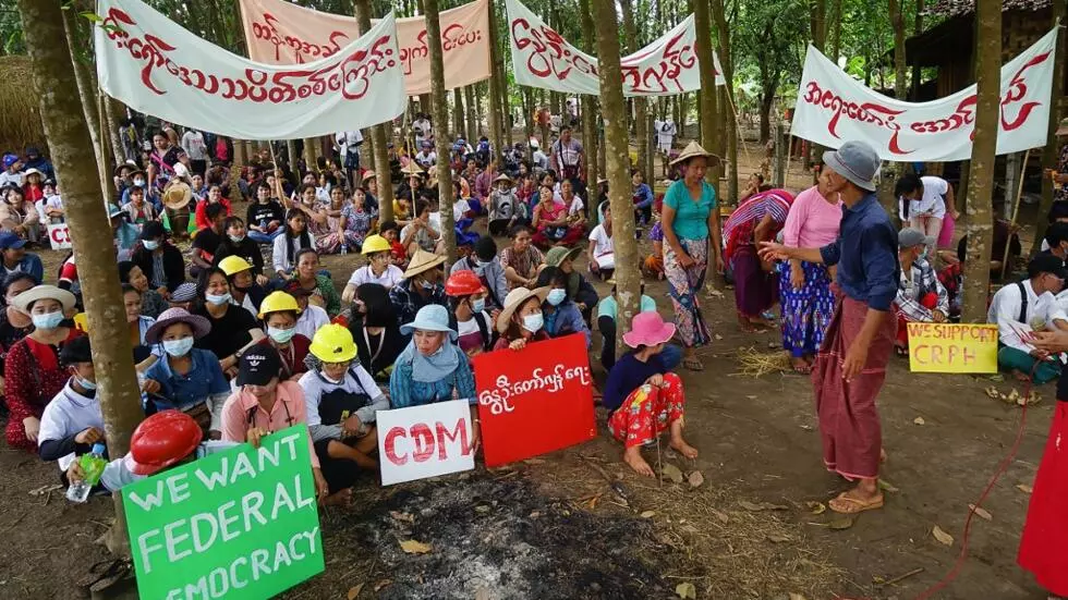 Cette photo du district de Knu Doo Pla Ya prise et remise à l'AFP le 2 avril 2021 montre des manifestants rassemblés dans un village lors d'une manifestation contre le coup d'État militaire dans le district de Dooplaya, dans l'État de Karen, dans l'est de la Birmanie.