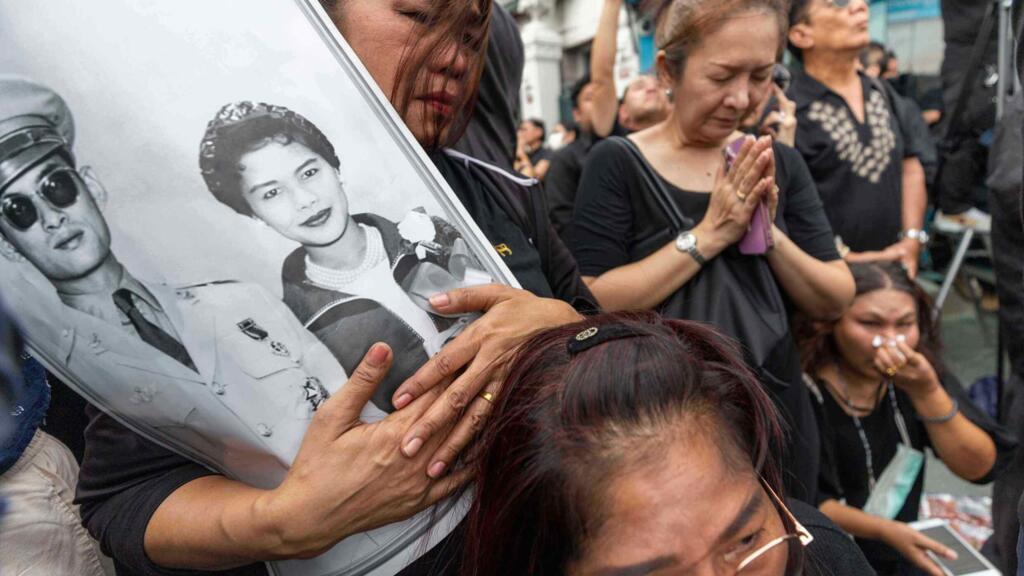Thaïlande: les boutiques textiles s'adaptent au deuil national après la mort de la reine mère Sirikit