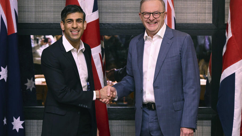 Le Premier ministre britannique Rishi Sunak, à gauche, serre la main du Premier ministre australien Anthony Albanese, dans le restaurant Lionfish, à San Diego, le dimanche 12 mars 2023.