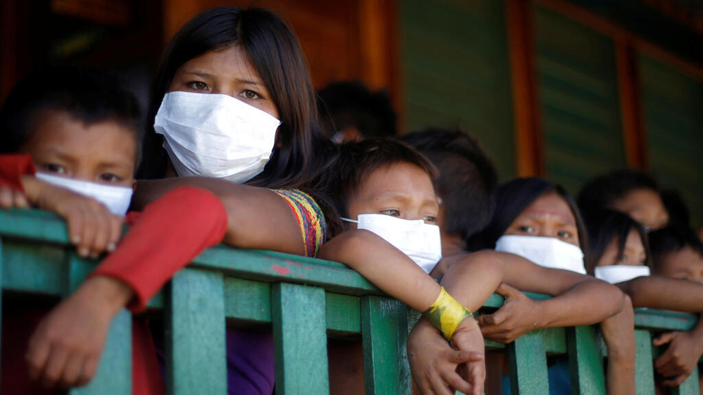 Crianças Yanomami com máscaras no auge da pandemia de covid-19, no município de Auaris, Roraima, 30 de junho de 2020. 