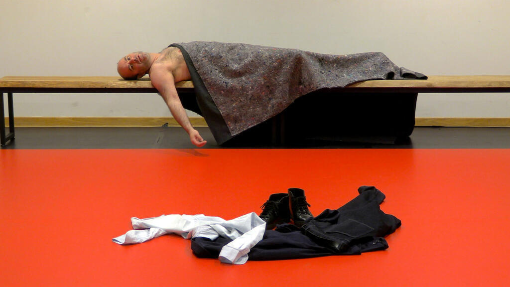 Alexeï Navalny (Gaëtan Vassart) est mort au Centre pénitentiaire de Kharp le 16 février 2024, un peu moins de 3 ans après son retour en Russie. Il était âgé de 47 ans.