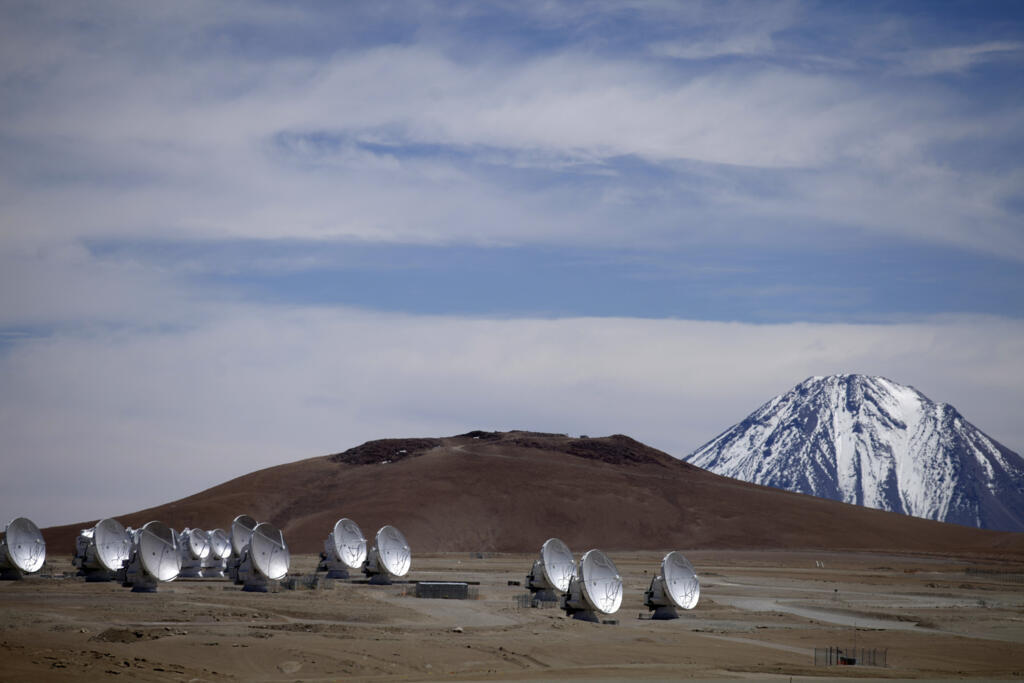 Sur cette photo du 27 septembre 2012, des antennes radio sont tournées vers le ciel dans le cadre de l'un des plus grands projets astronomiques au monde, le Grand Réseau Millimétrique/Submillimétrique de l'Atacama (ALMA), situé à Chajnator, dans le désert d'Atacama, au nord du Chili. (Image d'illustration)