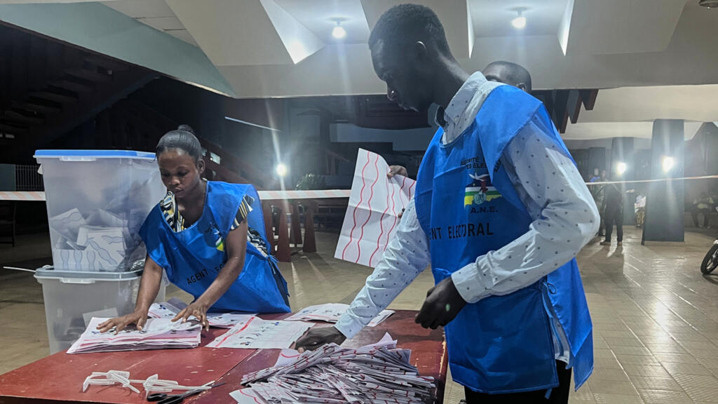 Centrafrique: le dépouillement du quadruple scrutin continue, certains opposants parlent de fraude