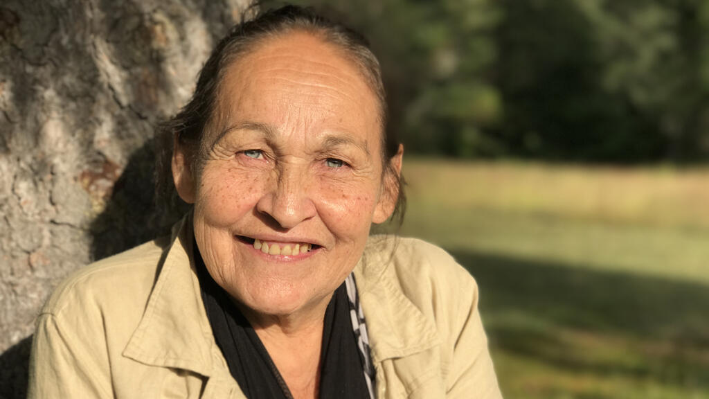 Joséphine Bacon est l'auteure de nombreux recueils de poésie et continue à 74 ans d'enseigner sa langue l'innu-aimun.