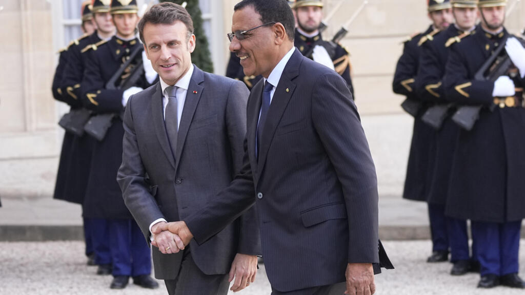 Le président Emmanuel Macron et son homologue nigérien, Mohamed Bazoum, au palais de l'Élysée, le 16 février 2023.