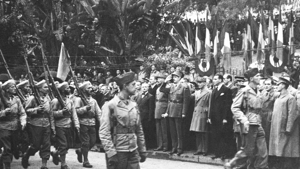 Le général de Gaulle assiste à un défilé militaire à Alger, en novembre 1943.