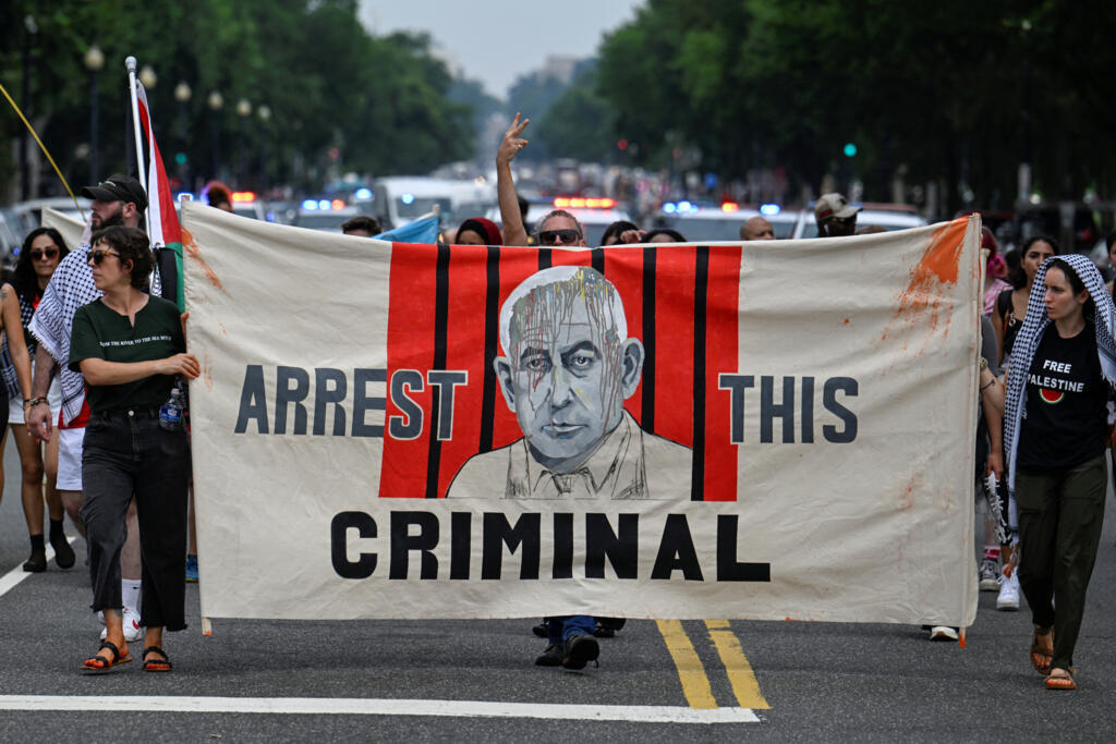 Des manifestants défilent lors d'une manifestation contre la guerre à Gaza le jour où le Premier ministre israélien Benyamin Netanyahu doit rencontrer le président américain Joe Biden et la vice-présidente Kamala Harris près de la Maison Blanche à Washington, aux États-Unis, le 25 juillet 2024.