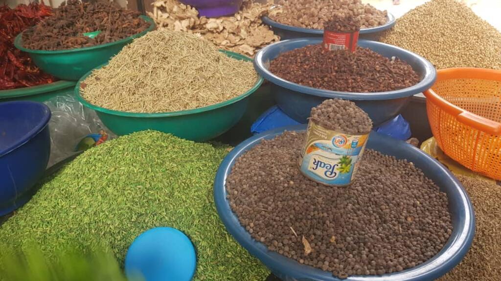 Des épices en vente sur le stand de Fassinou Marie au grand marché de Dantokpa à Cotonou .