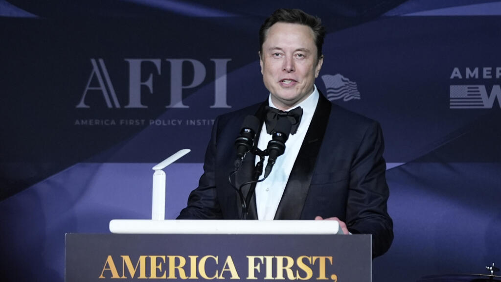 Imagem de arquivo mostra Elon Musk discursando em evento na residência de Trump, em Mar-a-Lago, na Flórida, em 14/11/25.