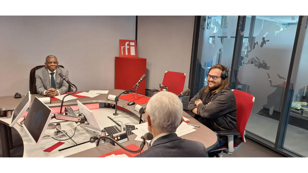 Jean-Baptiste Placca dans les studios de RFI accompagné de Julien Coquelle-Roëhm et de Laurent Chaffard.