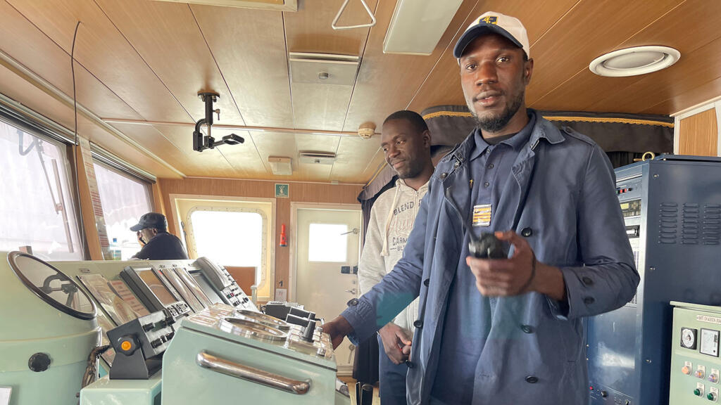 A bord du navire Aguène qui assure la liaison entre Dakar et Ziguinchor, avec le Commandant Faye et le Capitaine Diop.