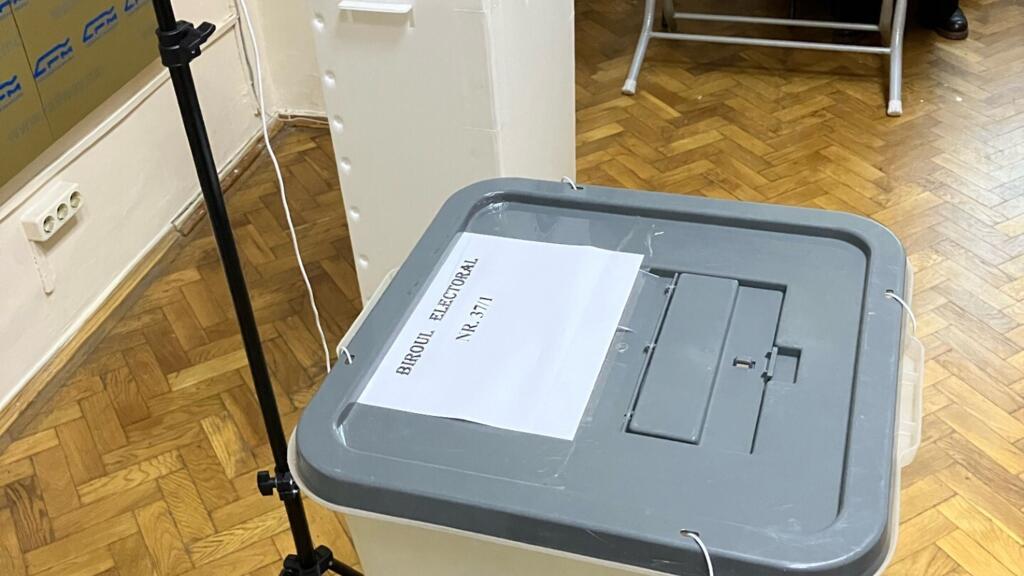 Dans un bureau de vote de Chisinau, en Moldavie, où se tiennent les législatives ce 28 septembre 2025. [Image d'illustration]. 