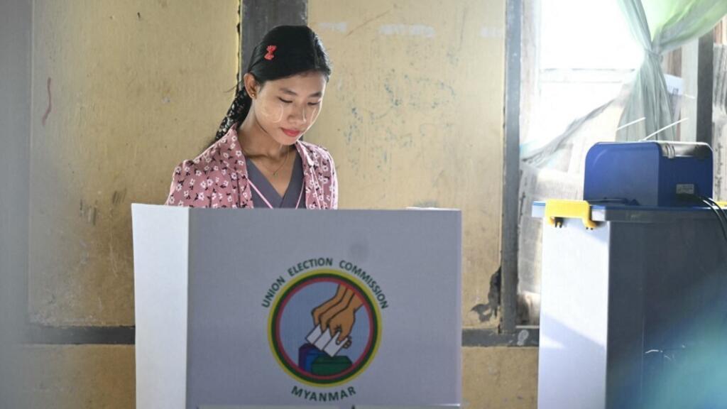 Birmanie: «Avec ces élections, les militaires ont juste troqué leurs uniformes»